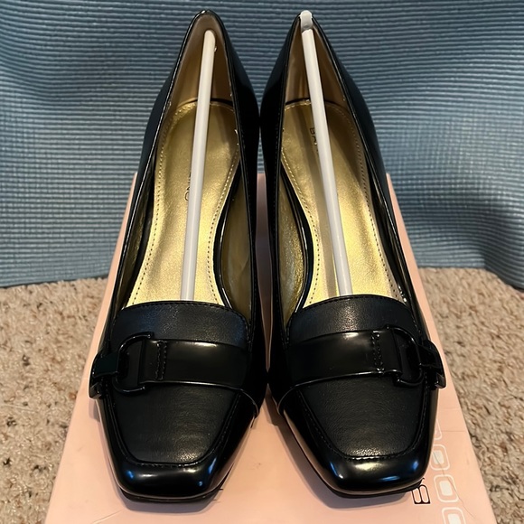 Like NEW Bandolino Vallery Glossy Black Buckle Heel - Picture 1 of 5